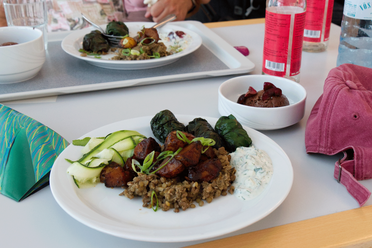 Auf zwei Tellern, die nebeneinander auf einem der Tische in der Kantine der L-Bank stehen, ist das von Lucky You Studio zusammengestellte Kantinen-Menü zu sehen.