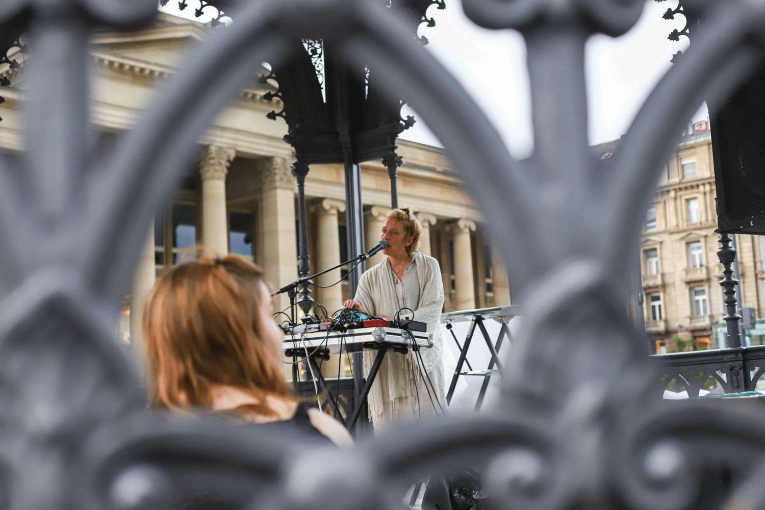 Die Musikerin Rea gibt im Musikpavillion ein Konzert.